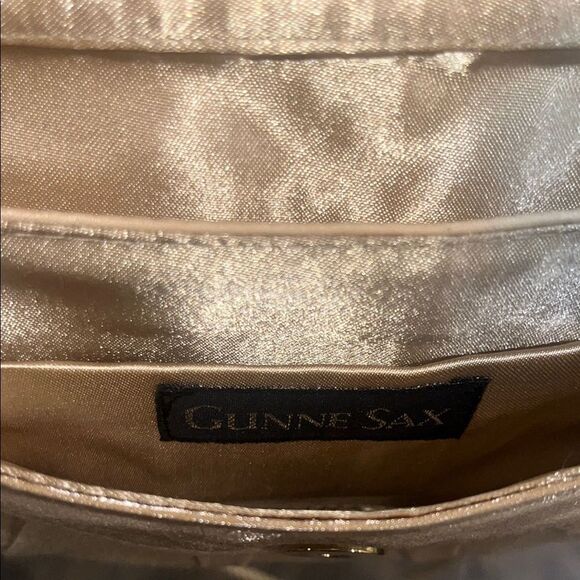 Vintage Gunne Sax Cream Clutch with Textured Finish & Metallic Clasp 10”x5”x10” - Picture 6 of 7